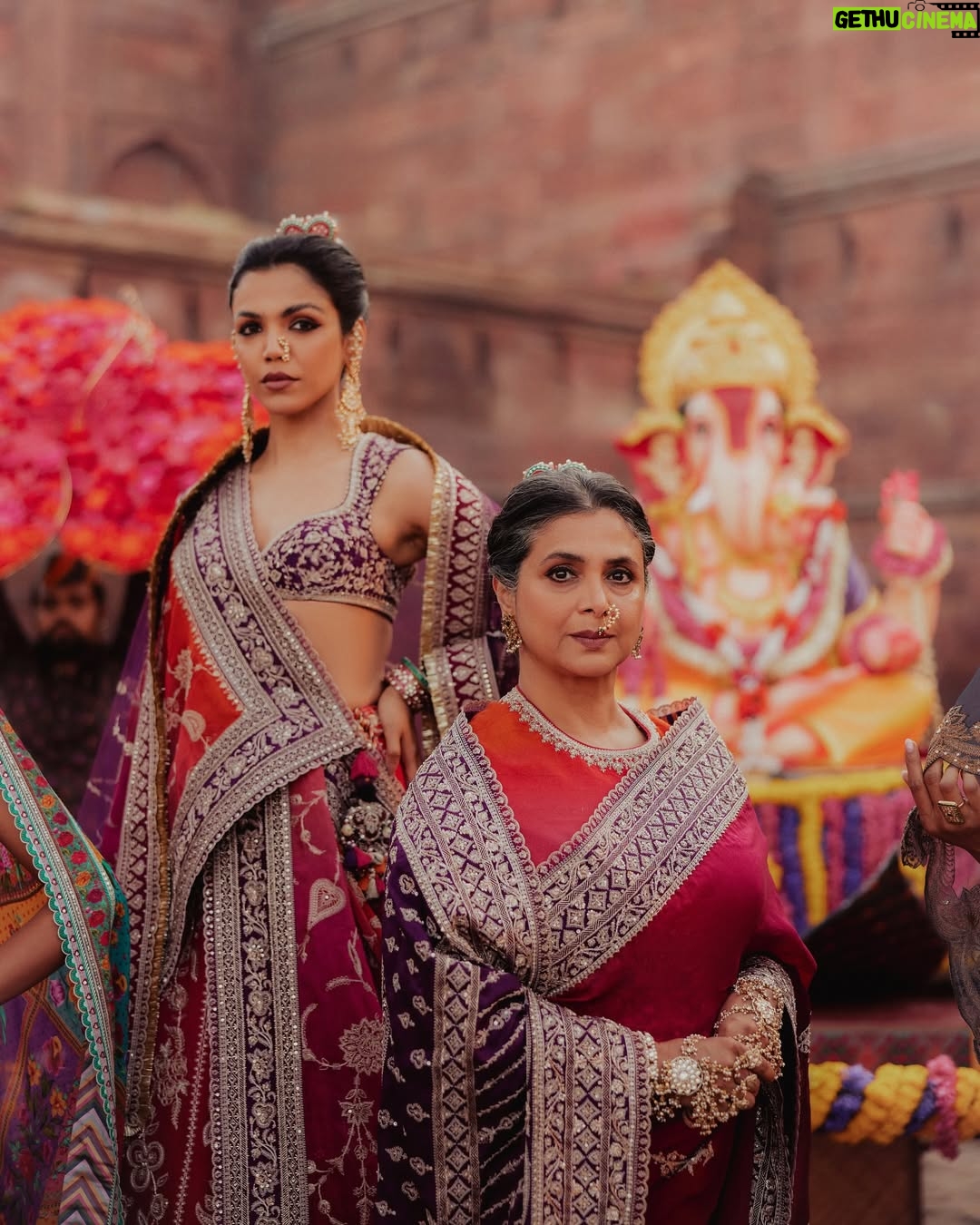 Supriya Pilgaonkar - 22.1K Likes - @supriyapilgaonkar & @shriya.pilgaonkar ~ playing the muses of Maharashtra in Juloos.
A sunset is nature’s most effortless masterpiece—colors melting into one another, painting the sky like an artist’s final stroke. And what is fashion, if not an extension of this artistry? Featured here is our Saroj lehenga & Sari draped in the hues of dusk, capture the poetry of a setting sun—An ombré of saffron, blush, and deep amber embroidered in the finest of Zardosi and doriya hand embroidered on pure raw silk.
𝐔 𝐍 𝐕 𝐄 𝐈 𝐋 𝐈 𝐍 𝐆
𝐉𝐮𝐥𝐨𝐨𝐬 • जुलूस • جلوس
Story, concept & direction: @karantorani
Image courtesy @vanshVirmani
Styling, casting @jahnvibansal
Jewellery @shriparamanijewels
Assistant director @asmipradeep
Hair & Makeup @Bkccad @samanthakochharr
Set Design & execution @thea3project @ambitrix
Floral design partners @blacktulipflowers_india
#ToraniIndia #Juloos #GaneshChaturthi #CelebratingIndia