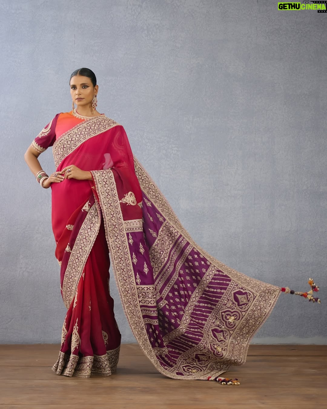 Supriya Pilgaonkar - 22.1K Likes - @supriyapilgaonkar & @shriya.pilgaonkar ~ playing the muses of Maharashtra in Juloos.
A sunset is nature’s most effortless masterpiece—colors melting into one another, painting the sky like an artist’s final stroke. And what is fashion, if not an extension of this artistry? Featured here is our Saroj lehenga & Sari draped in the hues of dusk, capture the poetry of a setting sun—An ombré of saffron, blush, and deep amber embroidered in the finest of Zardosi and doriya hand embroidered on pure raw silk.
𝐔 𝐍 𝐕 𝐄 𝐈 𝐋 𝐈 𝐍 𝐆
𝐉𝐮𝐥𝐨𝐨𝐬 • जुलूस • جلوس
Story, concept & direction: @karantorani
Image courtesy @vanshVirmani
Styling, casting @jahnvibansal
Jewellery @shriparamanijewels
Assistant director @asmipradeep
Hair & Makeup @Bkccad @samanthakochharr
Set Design & execution @thea3project @ambitrix
Floral design partners @blacktulipflowers_india
#ToraniIndia #Juloos #GaneshChaturthi #CelebratingIndia