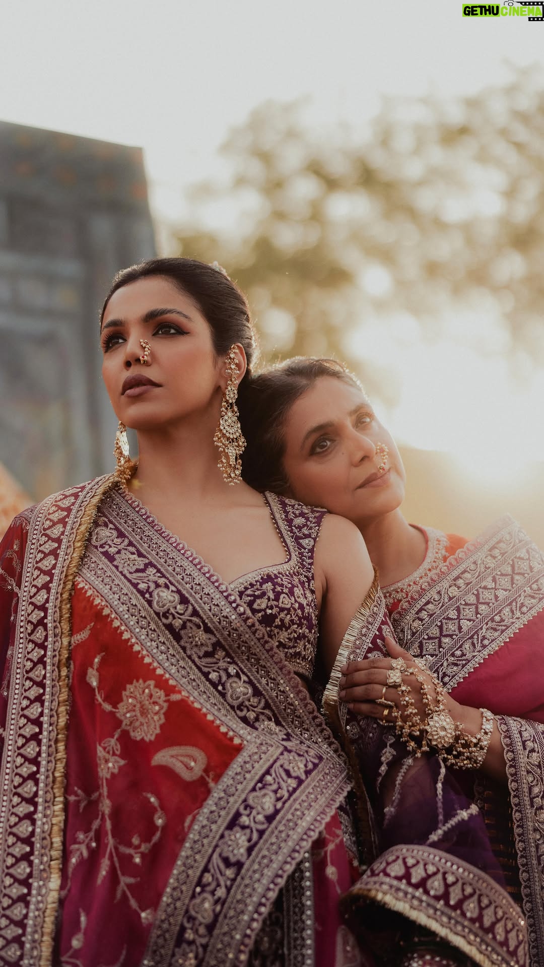 Supriya Pilgaonkar - 26.4K Likes - “वक्रतुण्ड महाकाय सूर्यकोटि समप्रभ।
निर्विघ्नं कुरु मे देव सर्वकार्येषु सर्वदा॥”
“O Lord Ganesha, with a curved trunk and a mighty form, whose radiance is equal to a million suns, may you remove all obstacles from my path, always and in all endeavors.”
How else could we begin a campaign celebrating Indian festivals, if not with Ganesh Chaturthi? In Hindu mythology, when the gods debated who should be worshiped first, Ganesha proved his wisdom by circling his parents—Shiva and Parvati—declaring them his entire universe. Since then, he has been honored at the start of every journey. With his grace, we step forward into a world of color, culture, and tradition, weaving stories through fashion.
𝐔 𝐍 𝐕 𝐄 𝐈 𝐋 𝐈 𝐍 𝐆
𝐉𝐮𝐥𝐨𝐨𝐬 • जुलूस • جلوس
Featured: @shriya.pilgaonkar
@supriyapilgaonkar @stylemeupwithsakshi
@thevishnukaushal @diksharawat22
Story, concept & direction: @karantorani
Film courtesy @karannchawla @nazaareproductions @kujulpratapsingh
Second DOP @framedbyrachit
Styling, casting @jahnvibansal
Jewellery @shriparamanijewels
Assistant director @asmipradeep
Hair & Makeup @Bkccad @samanthakochharr
Music production @khwaab.music @trimusicind
Set Design & execution @thea3project @ambitrix
Floral design partners @blacktulipflowers_india
#ToraniIndia #Juloos #GaneshChaturthi #CelebratingIndia