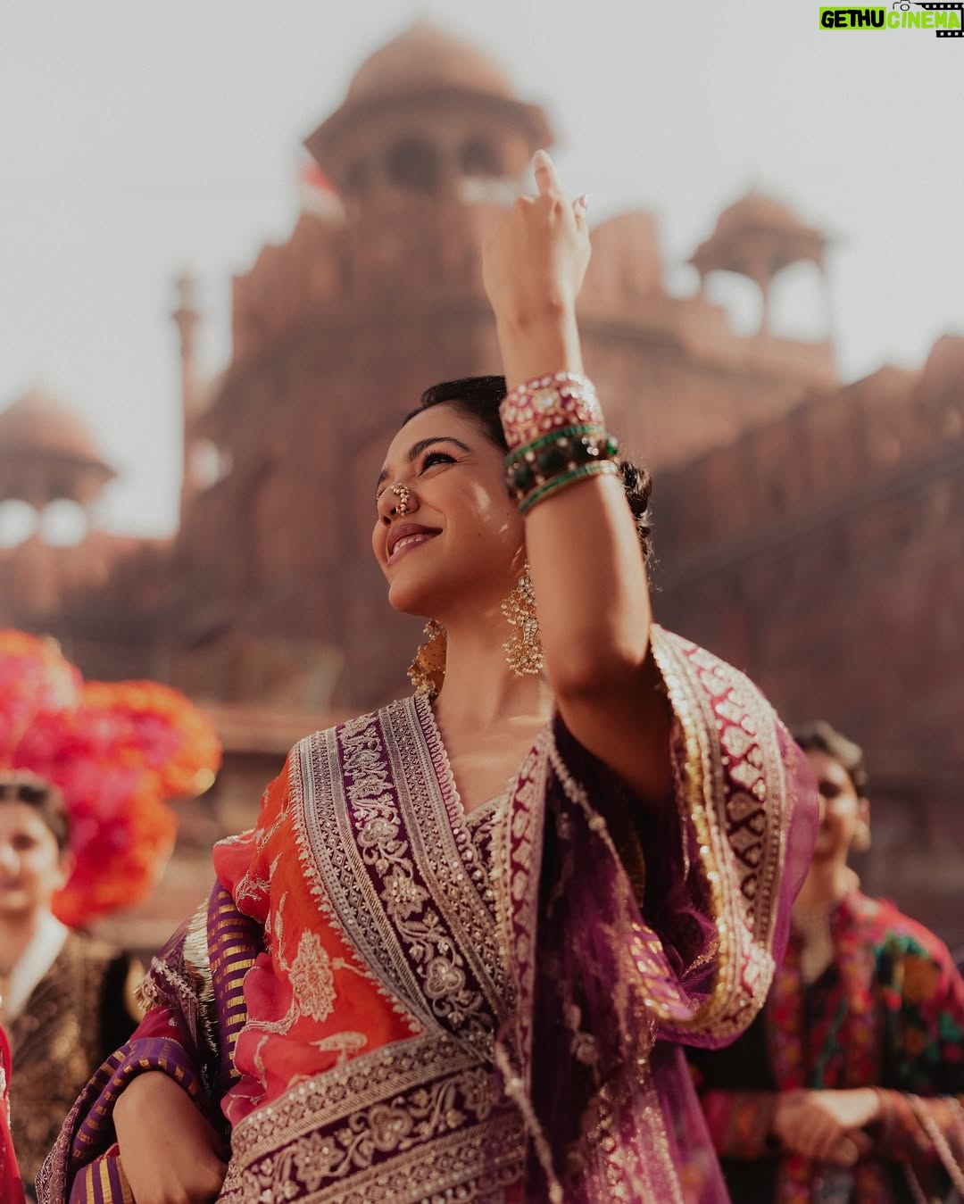 Supriya Pilgaonkar - 46.5K Likes - The world pauses to dance together, to pray together, to celebrate together. The dhol beats echo unity, the chants of ‘Ganpati Bappa Morya’ dissolve differences. And when Visarjan arrives, we don’t bid him farewell—we promise to welcome him again, together, next year.
Because Ganesha is more than a god—he is a feeling, a festival, a force that binds us all.
𝐔 𝐍 𝐕 𝐄 𝐈 𝐋 𝐈 𝐍 𝐆
𝐉𝐮𝐥𝐨𝐨𝐬 • जुलूस • جلوس
Featured: @shriya.pilgaonkar
@supriyapilgaonkar
Story, concept & direction: @karantorani
Image courtesy @vanshvirmani
Styling, casting @jahnvibansal
Jewellery @shriparamanijewels
Assistant director @asmipradeep
Hair & Makeup @Bkccad @samanthakochharr
Set Design & execution @thea3project @ambitrix
Floral design partners @blacktulipflowers_india
#ToraniIndia #Juloos #GaneshChaturthi #CelebratingIndia