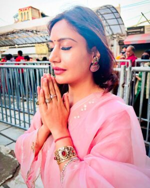 Surbhi Chandna Instagram - Wrapped up ISHTAM in Kochi and landed Straight to Jaipur 
Back after a year to the city that is very special to us just for 48 hours
We had to come back to take blessings for us for Idaan for our families 🩷🧿

Hare Ka Sahara Baba Shyaam Hamara

Wearing @shopsitarah @_anushkapuri_ 
Jewellery @riwaiyat_official @auorstudio 
Managed By @pranavi_chandna