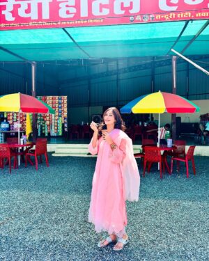 Surbhi Chandna Instagram - Wrapped up ISHTAM in Kochi and landed Straight to Jaipur 
Back after a year to the city that is very special to us just for 48 hours
We had to come back to take blessings for us for Idaan for our families 🩷🧿

Hare Ka Sahara Baba Shyaam Hamara

Wearing @shopsitarah @_anushkapuri_ 
Jewellery @riwaiyat_official @auorstudio 
Managed By @pranavi_chandna