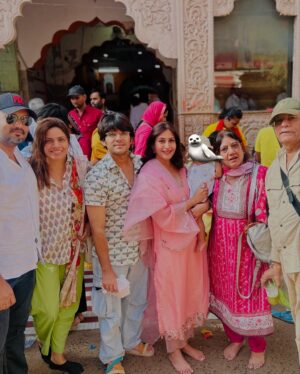 Surbhi Chandna Instagram - Wrapped up ISHTAM in Kochi and landed Straight to Jaipur 
Back after a year to the city that is very special to us just for 48 hours
We had to come back to take blessings for us for Idaan for our families 🩷🧿

Hare Ka Sahara Baba Shyaam Hamara

Wearing @shopsitarah @_anushkapuri_ 
Jewellery @riwaiyat_official @auorstudio 
Managed By @pranavi_chandna