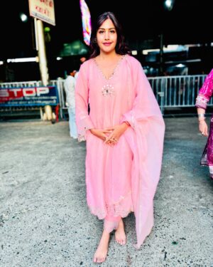 Surbhi Chandna Instagram - Wrapped up ISHTAM in Kochi and landed Straight to Jaipur 
Back after a year to the city that is very special to us just for 48 hours
We had to come back to take blessings for us for Idaan for our families 🩷🧿

Hare Ka Sahara Baba Shyaam Hamara

Wearing @shopsitarah @_anushkapuri_ 
Jewellery @riwaiyat_official @auorstudio 
Managed By @pranavi_chandna