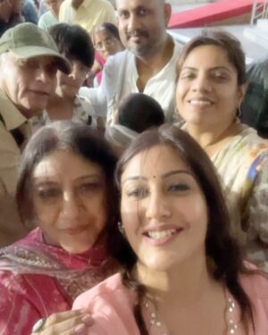 Surbhi Chandna Instagram - Wrapped up ISHTAM in Kochi and landed Straight to Jaipur 
Back after a year to the city that is very special to us just for 48 hours
We had to come back to take blessings for us for Idaan for our families 🩷🧿

Hare Ka Sahara Baba Shyaam Hamara

Wearing @shopsitarah @_anushkapuri_ 
Jewellery @riwaiyat_official @auorstudio 
Managed By @pranavi_chandna