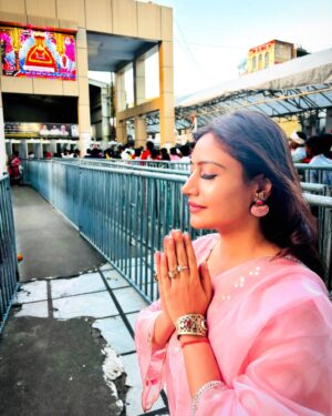 Surbhi Chandna Instagram - Wrapped up ISHTAM in Kochi and landed Straight to Jaipur 
Back after a year to the city that is very special to us just for 48 hours
We had to come back to take blessings for us for Idaan for our families 🩷🧿

Hare Ka Sahara Baba Shyaam Hamara

Wearing @shopsitarah @_anushkapuri_ 
Jewellery @riwaiyat_official @auorstudio 
Managed By @pranavi_chandna