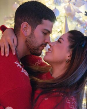 Sury Sadai Instagram - 🎄🎁 siempre tu . ❤️ deseo que esta navidad encuentren lo mejor dentro de ustedes, y cada día sean mejores , nuestros mejores deseos para todos ustedes que nos siguen y muchas bendiciones ! 🙏🏼🎄