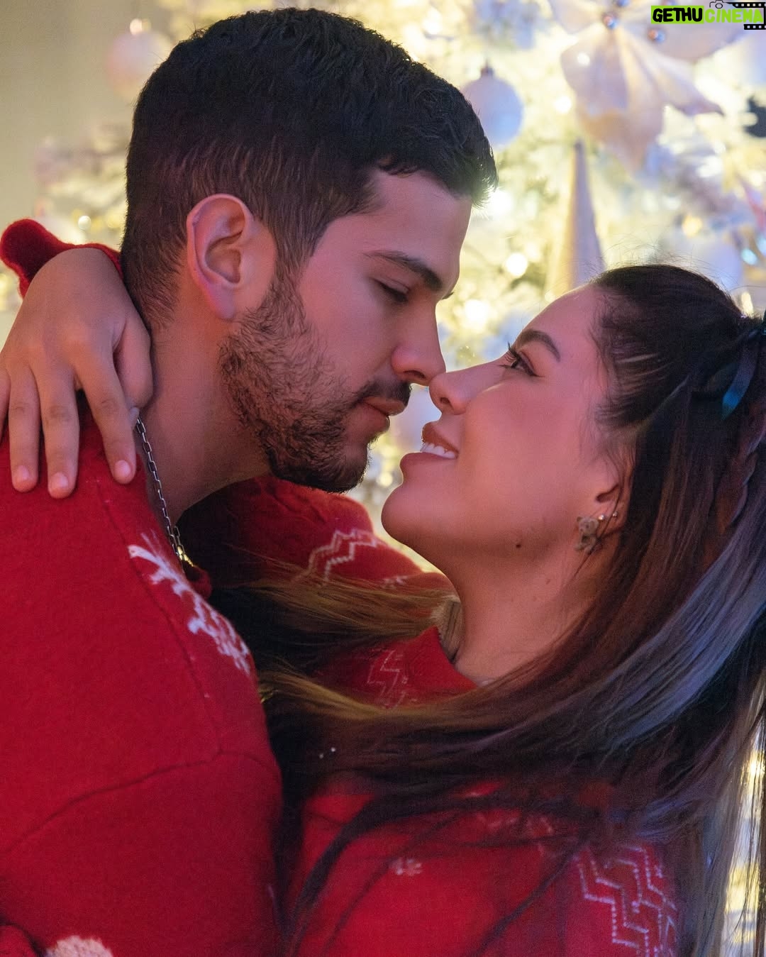 Sury Sadai - 125.4K Likes - 🎄🎁 siempre tu . ❤️ deseo que esta navidad encuentren lo mejor dentro de ustedes, y cada día sean mejores , nuestros mejores deseos para todos ustedes que nos siguen y muchas bendiciones ! 🙏🏼🎄