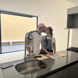 Sury Sadai Instagram - Compramos nuestra primer casa de recién casados 🔐🥰❤️ una nueva aventura juntos cumpliendo nuestros sueños ✨💍 te amo con todo mi corazón, iniciamos esta etapa siendo un equipo, nunca creí que llegaría este momento pero ahora todo el sacrificio valió la pena, los tiempos de Dios son perfectos y nos ha llevado de la mano paso a paso 🙌🏻