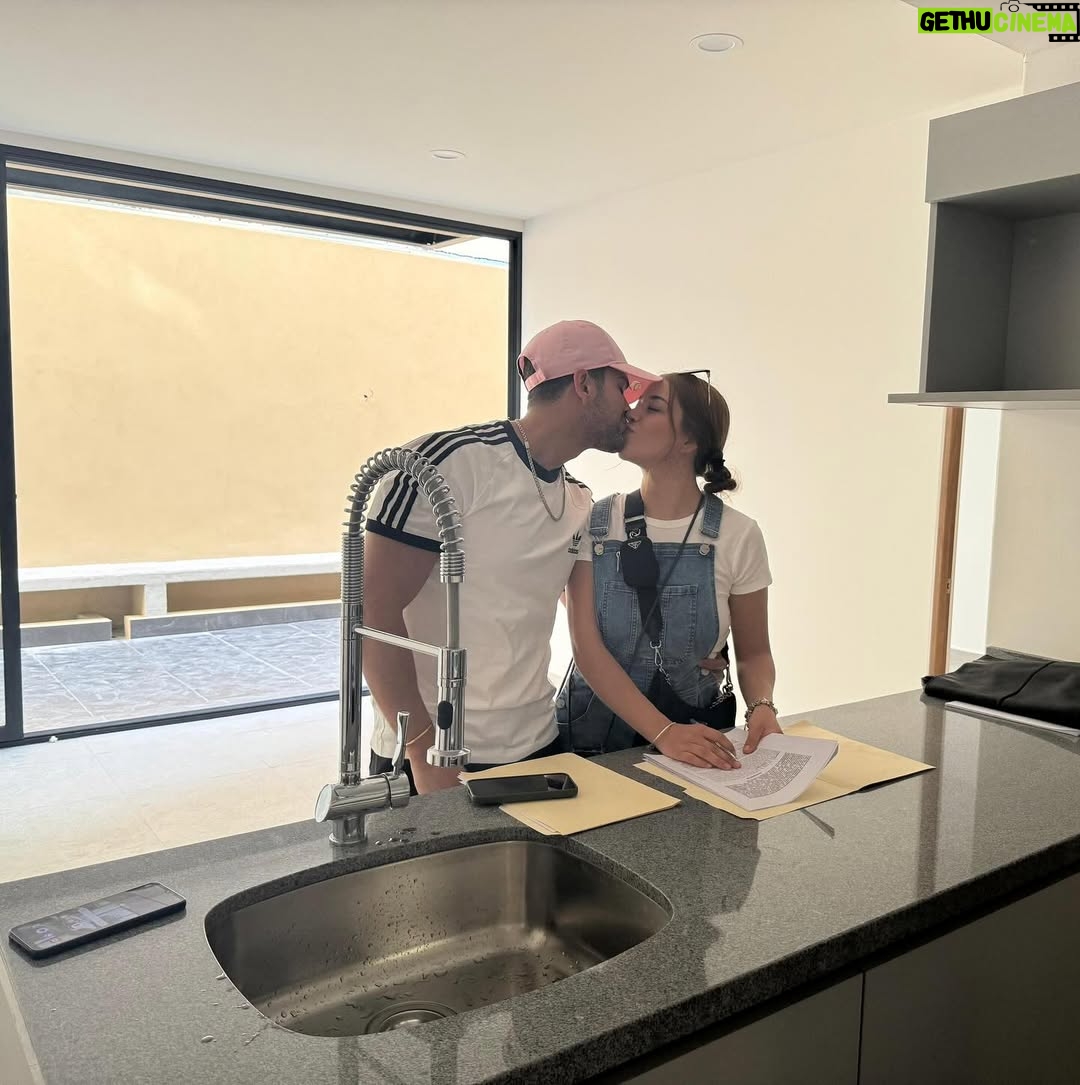 Sury Sadai - 213.3K Likes - Compramos nuestra primer casa de recién casados 🔐🥰❤️ una nueva aventura juntos cumpliendo nuestros sueños ✨💍 te amo con todo mi corazón, iniciamos esta etapa siendo un equipo, nunca creí que llegaría este momento pero ahora todo el sacrificio valió la pena, los tiempos de Dios son perfectos y nos ha llevado de la mano paso a paso 🙌🏻
