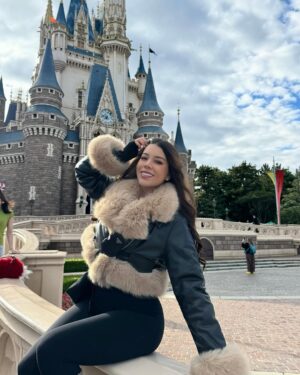 Sury Sadai Instagram - Una locura Disney Tokio, impresionada de todo lo que hay aquí, vale la pena cada peso, cada tiempo en el vuelo, TODO LO VALE ✨🥹 la tecnología en las atracciones es impresionante, un sueño cumplido que tanto le pedía a Dios de niña ❤️ me siento muy bendecida de estar aquí, y deseo que todas las personas que sueñen con esto puedan cumplirlo y vivir esta aventura 🙏🏻❣️