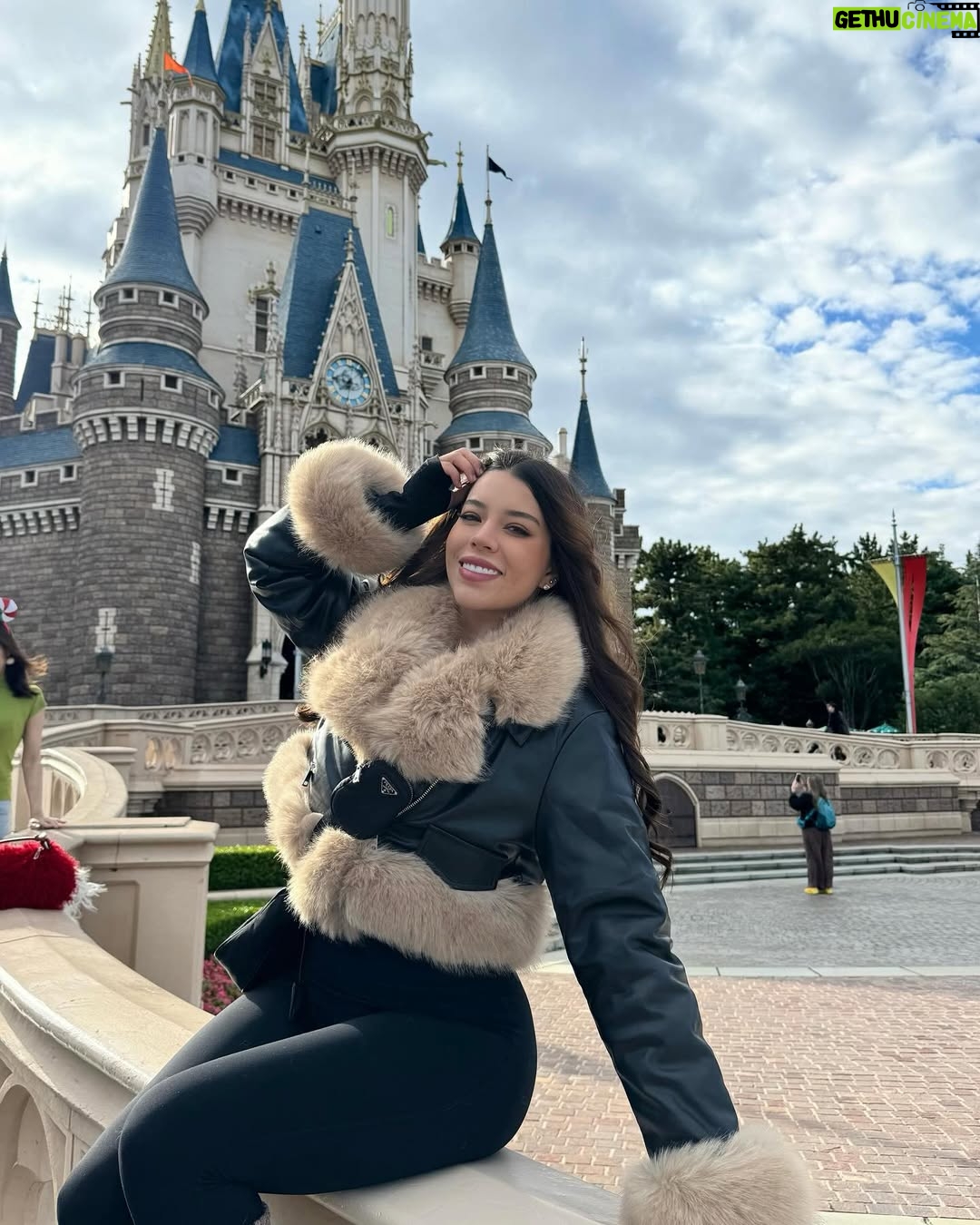 Sury Sadai - 121.2K Likes - Una locura Disney Tokio, impresionada de todo lo que hay aquí, vale la pena cada peso, cada tiempo en el vuelo, TODO LO VALE ✨🥹 la tecnología en las atracciones es impresionante, un sueño cumplido que tanto le pedía a Dios de niña ❤️ me siento muy bendecida de estar aquí, y deseo que todas las personas que sueñen con esto puedan cumplirlo y vivir esta aventura 🙏🏻❣️