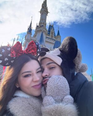 Sury Sadai Instagram - Una locura Disney Tokio, impresionada de todo lo que hay aquí, vale la pena cada peso, cada tiempo en el vuelo, TODO LO VALE ✨🥹 la tecnología en las atracciones es impresionante, un sueño cumplido que tanto le pedía a Dios de niña ❤️ me siento muy bendecida de estar aquí, y deseo que todas las personas que sueñen con esto puedan cumplirlo y vivir esta aventura 🙏🏻❣️