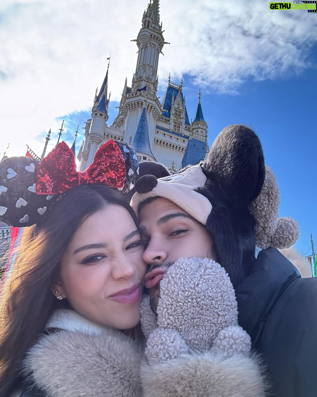 Sury Sadai - 121.2K Likes - Una locura Disney Tokio, impresionada de todo lo que hay aquí, vale la pena cada peso, cada tiempo en el vuelo, TODO LO VALE ✨🥹 la tecnología en las atracciones es impresionante, un sueño cumplido que tanto le pedía a Dios de niña ❤️ me siento muy bendecida de estar aquí, y deseo que todas las personas que sueñen con esto puedan cumplirlo y vivir esta aventura 🙏🏻❣️