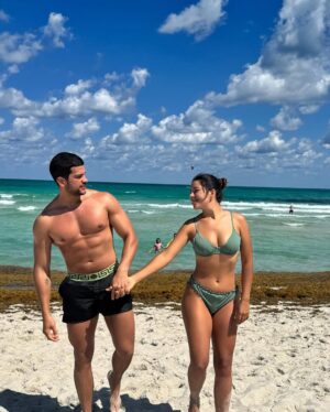 Sury Sadai Instagram - Frente al mar tú y yo ❤️ para siempre 💍🤍 
#loveinmiami