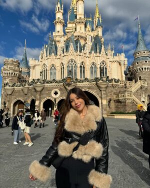 Sury Sadai Instagram - Una locura Disney Tokio, impresionada de todo lo que hay aquí, vale la pena cada peso, cada tiempo en el vuelo, TODO LO VALE ✨🥹 la tecnología en las atracciones es impresionante, un sueño cumplido que tanto le pedía a Dios de niña ❤️ me siento muy bendecida de estar aquí, y deseo que todas las personas que sueñen con esto puedan cumplirlo y vivir esta aventura 🙏🏻❣️