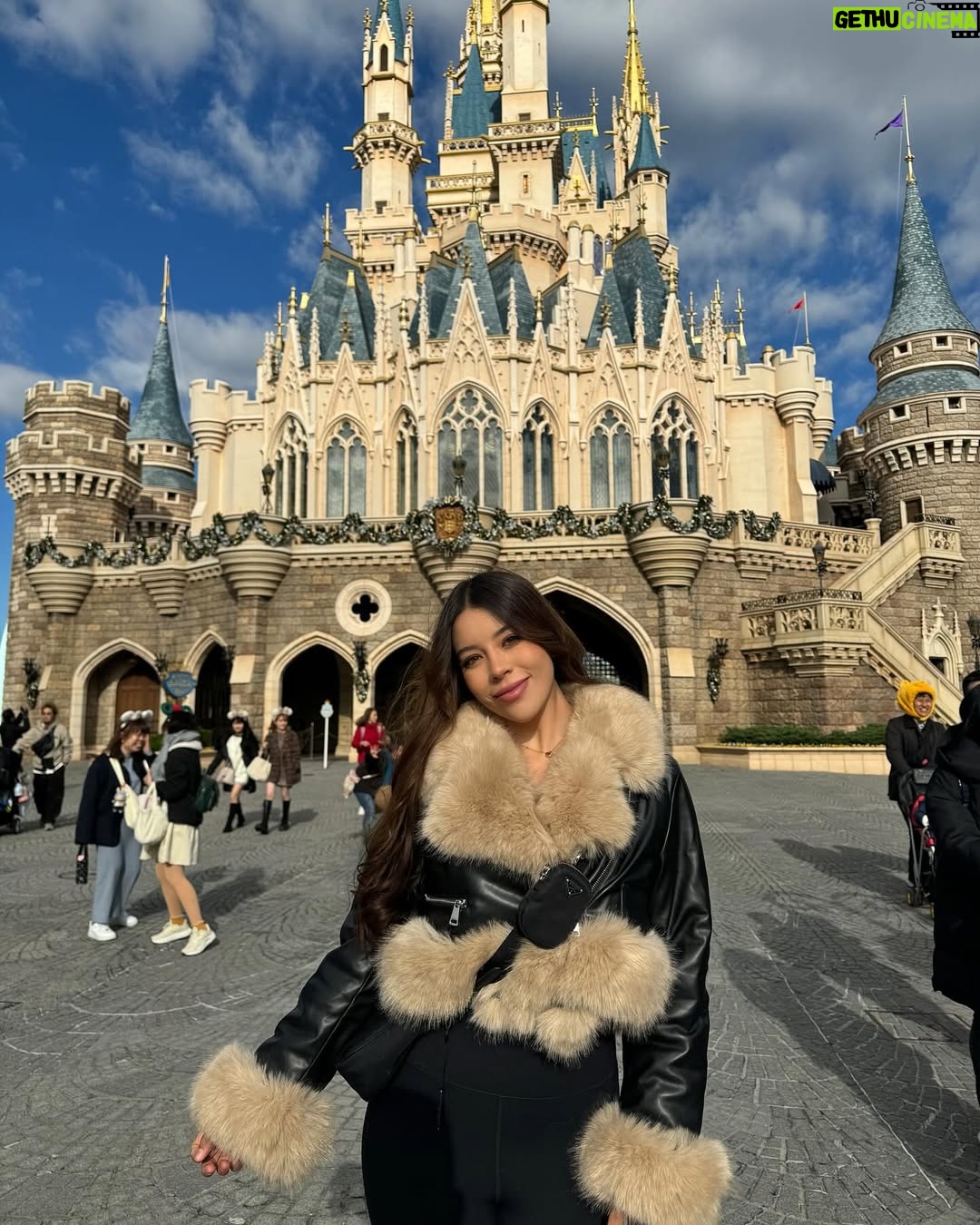 Sury Sadai - 121.2K Likes - Una locura Disney Tokio, impresionada de todo lo que hay aquí, vale la pena cada peso, cada tiempo en el vuelo, TODO LO VALE ✨🥹 la tecnología en las atracciones es impresionante, un sueño cumplido que tanto le pedía a Dios de niña ❤️ me siento muy bendecida de estar aquí, y deseo que todas las personas que sueñen con esto puedan cumplirlo y vivir esta aventura 🙏🏻❣️