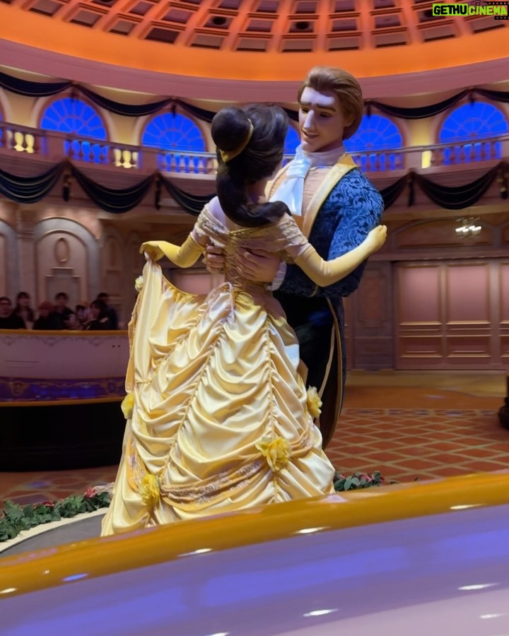 Sury Sadai - 121.2K Likes - Una locura Disney Tokio, impresionada de todo lo que hay aquí, vale la pena cada peso, cada tiempo en el vuelo, TODO LO VALE ✨🥹 la tecnología en las atracciones es impresionante, un sueño cumplido que tanto le pedía a Dios de niña ❤️ me siento muy bendecida de estar aquí, y deseo que todas las personas que sueñen con esto puedan cumplirlo y vivir esta aventura 🙏🏻❣️