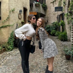 Sury Sadai Instagram - Amiga, @fridaurbinaa tengo mil cosas por decirte y no se dónde empezar, pero eres maravillosa, alegre, divertida y muy auténtica ❤️🙌🏻 te adoro y siempre estaré para ti, me duele no haber podido ir a esta boda por cuestiones personales que solo tú me entiendes, pero aún así le pido a Dios que todo salga bien y sobre todo que seas feliz siempre, que sean bendecidos en esta nueva etapa de sus vidas y que si un día necesitas algo no dudes en decírmelo así sea ir por ti hasta el otro lado del mundo ✨ recuerdo que te conocí hace más de 12 años en ese capítulo de la rosa de Guadalupe donde éramos enemigas y ahora somos amigas jajaja, que rápido pasa el tiempo, cuando soñábamos casarnos y tú decías que no y mirateeee, disfruta esta etapa que es hermosa y te mereces todo lo más lindo del mundo no lo olvides ❤️ FELIZ MATRIMONIOOOOO 💍 Pd. Ya quiero la boda en México ✨ SUFRIDAS FOREVER