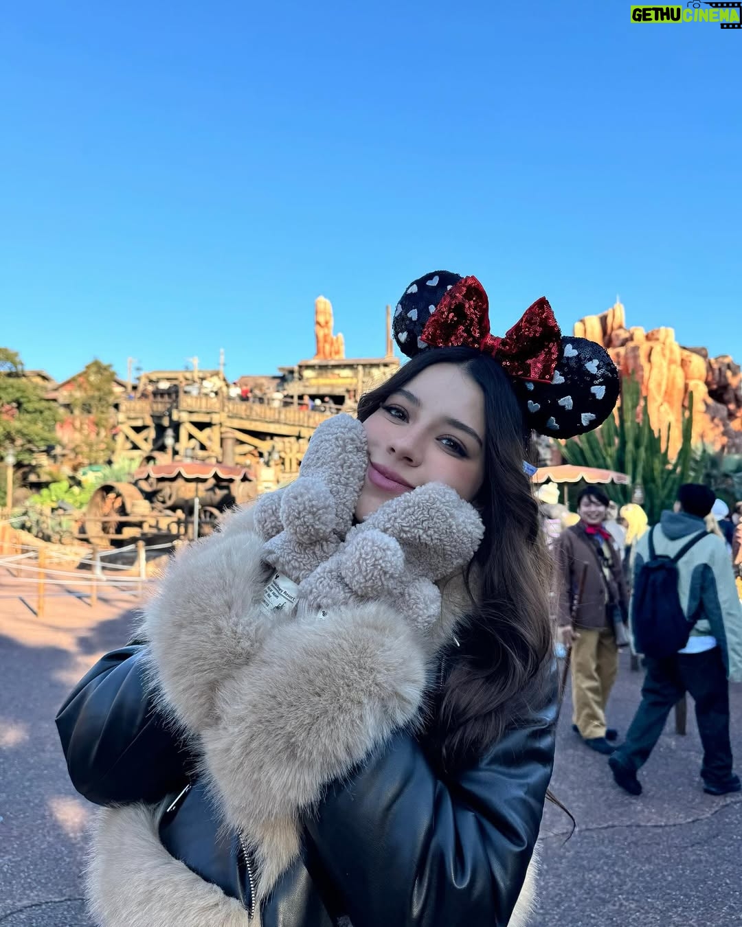 Sury Sadai - 121.2K Likes - Una locura Disney Tokio, impresionada de todo lo que hay aquí, vale la pena cada peso, cada tiempo en el vuelo, TODO LO VALE ✨🥹 la tecnología en las atracciones es impresionante, un sueño cumplido que tanto le pedía a Dios de niña ❤️ me siento muy bendecida de estar aquí, y deseo que todas las personas que sueñen con esto puedan cumplirlo y vivir esta aventura 🙏🏻❣️