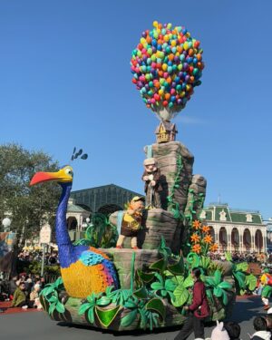 Sury Sadai Instagram - Una locura Disney Tokio, impresionada de todo lo que hay aquí, vale la pena cada peso, cada tiempo en el vuelo, TODO LO VALE ✨🥹 la tecnología en las atracciones es impresionante, un sueño cumplido que tanto le pedía a Dios de niña ❤️ me siento muy bendecida de estar aquí, y deseo que todas las personas que sueñen con esto puedan cumplirlo y vivir esta aventura 🙏🏻❣️