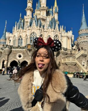 Sury Sadai Instagram - Una locura Disney Tokio, impresionada de todo lo que hay aquí, vale la pena cada peso, cada tiempo en el vuelo, TODO LO VALE ✨🥹 la tecnología en las atracciones es impresionante, un sueño cumplido que tanto le pedía a Dios de niña ❤️ me siento muy bendecida de estar aquí, y deseo que todas las personas que sueñen con esto puedan cumplirlo y vivir esta aventura 🙏🏻❣️