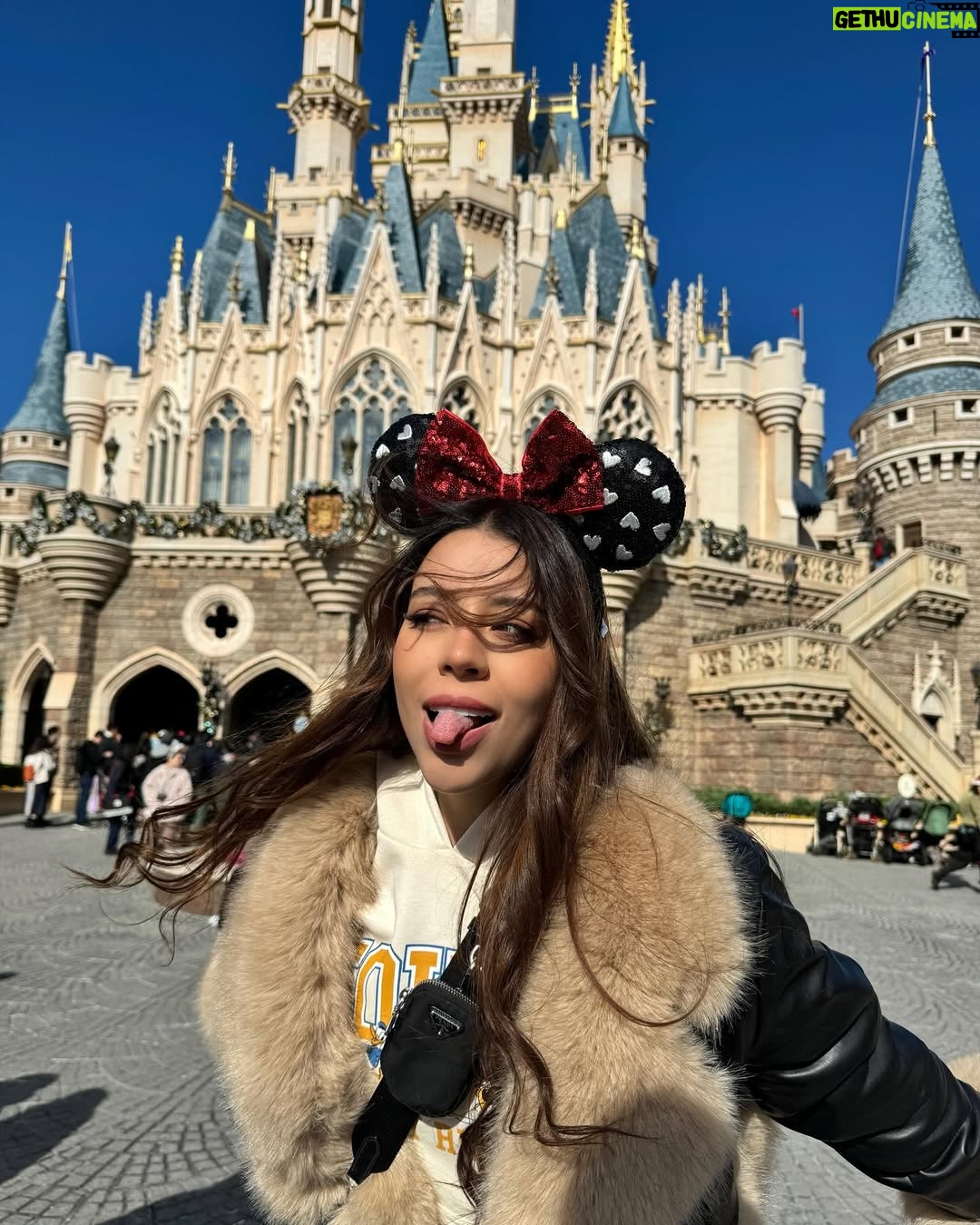 Sury Sadai - 121.2K Likes - Una locura Disney Tokio, impresionada de todo lo que hay aquí, vale la pena cada peso, cada tiempo en el vuelo, TODO LO VALE ✨🥹 la tecnología en las atracciones es impresionante, un sueño cumplido que tanto le pedía a Dios de niña ❤️ me siento muy bendecida de estar aquí, y deseo que todas las personas que sueñen con esto puedan cumplirlo y vivir esta aventura 🙏🏻❣️