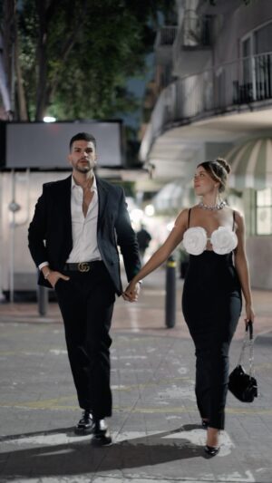 Sury Sadai Instagram - HOY CUMPLIMOS 1 AÑO DE CASADOS 💍 , 8 de habernos visto por PRIMERA VEZ , y 5 de estar juntos .
NUESTRO PRIMER ANIVERSARIO , quiero cumplir 50 más contigo , para acordarnos de este día como en fuera ayer , tienes los ojos más hermosos que me han mirado te amo  y te admiro 🤍🩶 03/11/2023