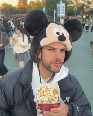 Sury Sadai Instagram - Una locura Disney Tokio, impresionada de todo lo que hay aquí, vale la pena cada peso, cada tiempo en el vuelo, TODO LO VALE ✨🥹 la tecnología en las atracciones es impresionante, un sueño cumplido que tanto le pedía a Dios de niña ❤️ me siento muy bendecida de estar aquí, y deseo que todas las personas que sueñen con esto puedan cumplirlo y vivir esta aventura 🙏🏻❣️