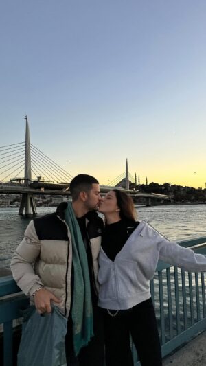 Sury Sadai Instagram - Todas tenemos el mismo hombre? 😂❤️ mandaselo para que no lo vuelva a hacer 😎 @bernardofloresmx 
.
.
.
#comedy #goals #couple #love #funny