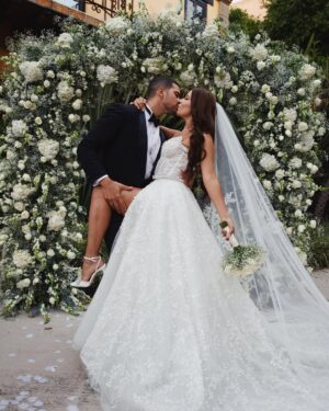 Sury Sadai Instagram - Sr y Sra Flores 💍🤍 

📸 @im.diamo 
Arco flores: @flowershop.mx 
Vestido: @katerynaolek @katerynaolek_atelier