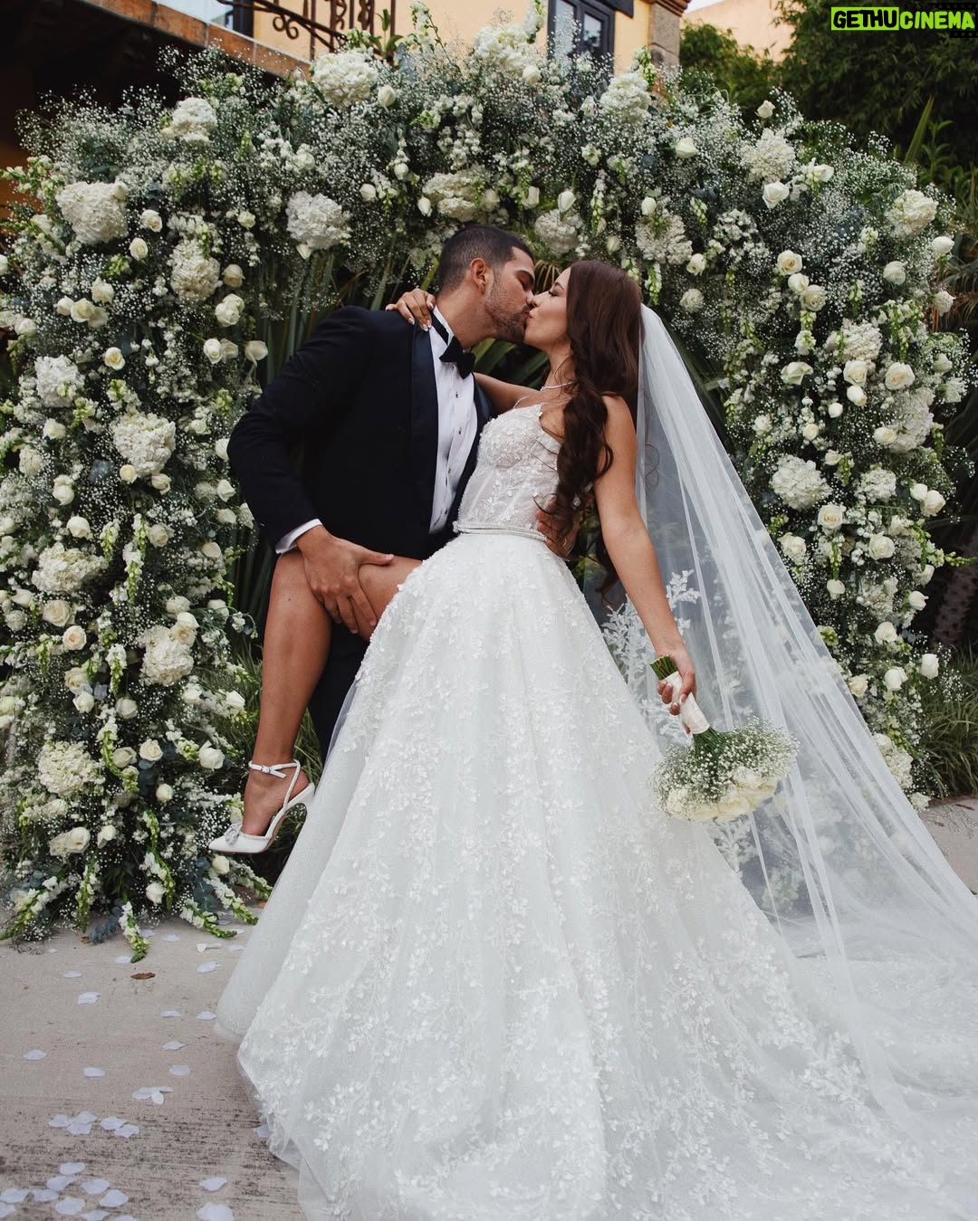 Sury Sadai - 768.5K Likes - Sr y Sra Flores 💍🤍 

📸 @im.diamo 
Arco flores: @flowershop.mx 
Vestido: @katerynaolek @katerynaolek_atelier