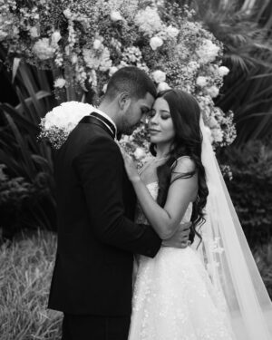 Sury Sadai Instagram - Sr y Sra Flores 💍🤍 

📸 @im.diamo 
Arco flores: @flowershop.mx 
Vestido: @katerynaolek @katerynaolek_atelier