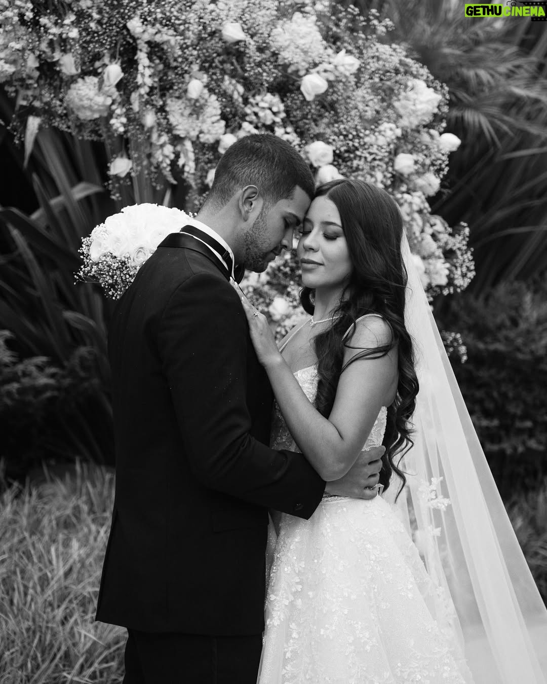 Sury Sadai - 768.5K Likes - Sr y Sra Flores 💍🤍 

📸 @im.diamo 
Arco flores: @flowershop.mx 
Vestido: @katerynaolek @katerynaolek_atelier