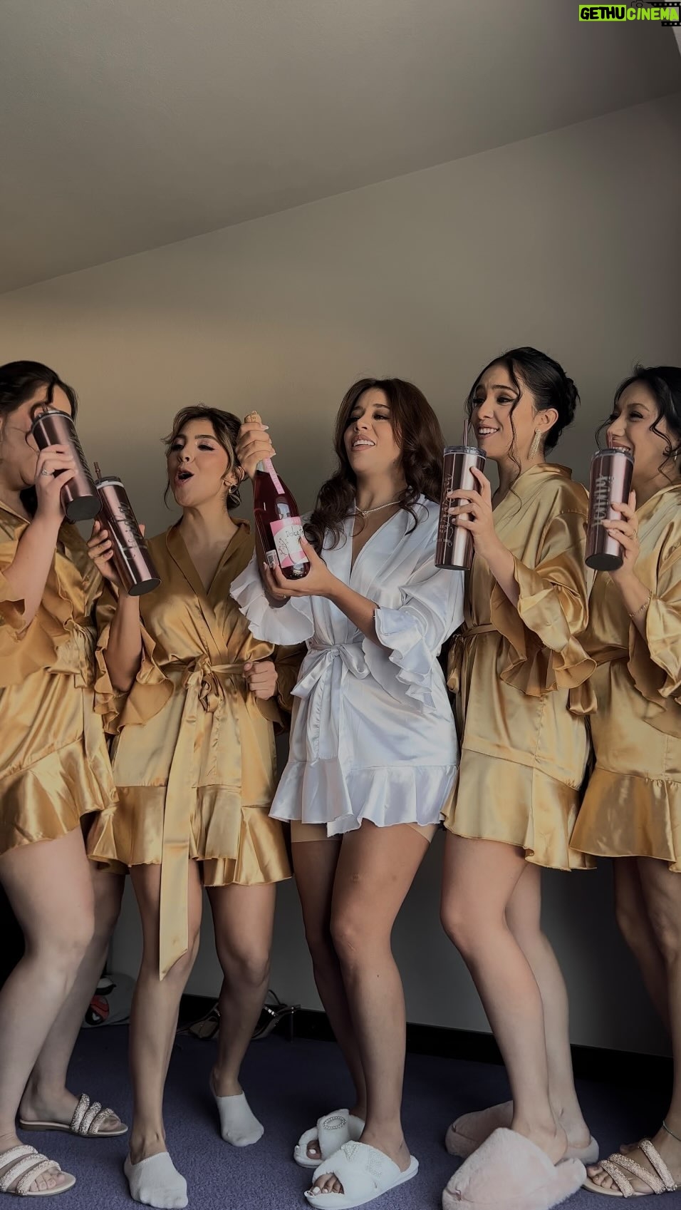 Sury Sadai - 190K Likes - Ya quedamos listas ❤️💍👰🏼 
@larissastephensl @fridaurbinaa
@jenn_garcia_makeup 
@alejandravalens 
Batas: @bachelorettebash