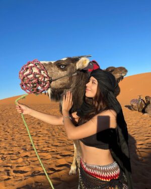 Sury Sadai Instagram - Me encontré unos camewitos 🐫❤️😍 
.
.
.
#love #desert #sahara #arabe #model #actriz #vacation #honeymoon