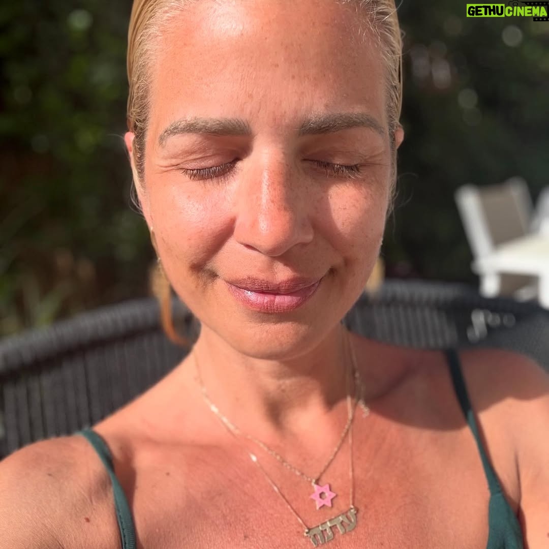 Susan Sideropoulos - 3.8K Likes - Me, myself & I
#nomakeup
#nofilter
#pure
#myfavoriteme
Lieb auch hin und wieder aufbrezeln, doch am liebsten so 🥰
Bist du #TeamPure oder lieber #TeamMehrIstMehr? 😻