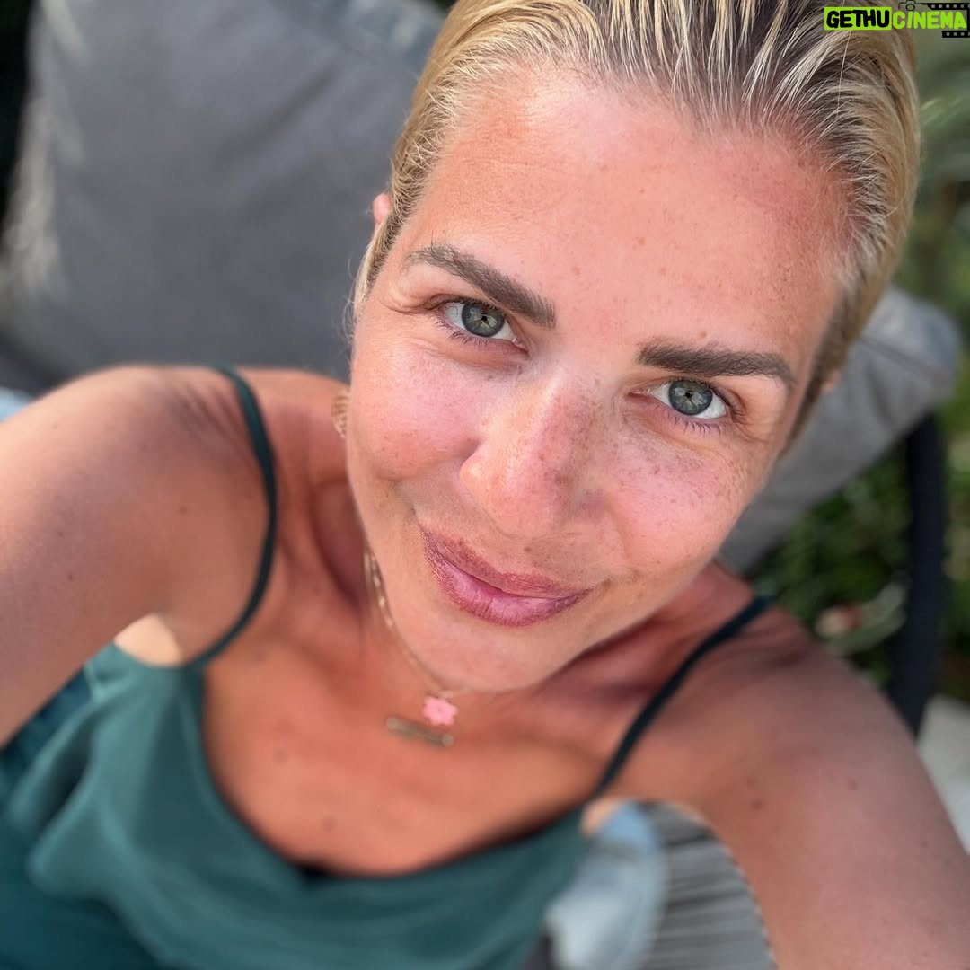 Susan Sideropoulos - 3.8K Likes - Me, myself & I
#nomakeup
#nofilter
#pure
#myfavoriteme
Lieb auch hin und wieder aufbrezeln, doch am liebsten so 🥰
Bist du #TeamPure oder lieber #TeamMehrIstMehr? 😻