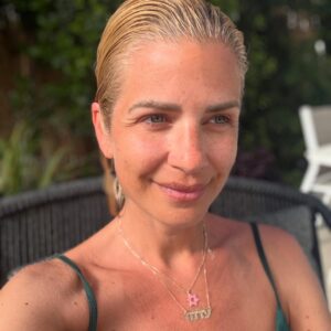 Susan Sideropoulos Instagram - Me, myself & I 

#nomakeup 
#nofilter
#pure 
#myfavoriteme 

Lieb auch hin und wieder aufbrezeln, doch am liebsten so 🥰

Bist du #TeamPure oder lieber #TeamMehrIstMehr? 😻