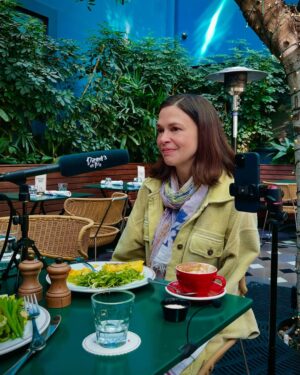 Sutton Foster Instagram - This week on Dinner’s On Me, Broadway powerhouse and ‘Younger’ star Sutton Foster joins the show. Over a Parisian style omelet and nicoise salad, she tells me about starting her career with a lie, overcoming stage anxiety, and a flowers mix-up with Carol Burnett. This episode was recorded at Simonette at the Palihotel in Culver City, CA. 🍳👯‍♀️💐
 
Search “Dinner’s On Me” wherever you listen to podcasts or click the episode link in bio 💕