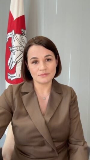 Sviatlana Tsikhanouskaya Instagram - Мне не хочацца нават верыць, што ўжо пяты год запар Маша @kalesnikava сустракае дзень народзінаў у зняволенні. 

Ведаеце, калі мы з ёй толькі пазнаёміліся, я была бясконца ўражаная яе сілай волі і цвёрдасцю! Але тое, што патрапіла ў сэрца мне і тысячам беларусаў – усмешка і цеплыня Машы. Іх адчуваў кожны, хто сустракаўся з Машай хоць раз: у размовах, на мінскіх вуліцах ці падчас жаночых пратэстаў. І я ўпэўненая, што нават за кратамі яна не страціла ні кропелькі аптымізму і здольнасці падтрымліваць іншых нават у самых цяжкіх абставінах.

Акрамя Машы, у беларускіх турмах пакутуюць сотні жанчын. Кожны дзень. І цяпер, калі праекты дапамогі палітвязынкам и палітвязням вызнаюць экстрэмісцкімі, то разумееш адно: калі ўжо і называць нешта экстрэмізмам, дык гэта тое, як абыходзяцца з жанчынамі ў турмах.

Дарагія, дапамагайце нашым палітвязням, калі для вас гэта бяспечна. Кожнаму з іх патрэбная нашая ўвага і падтрымка. Распавядайце іх гісторыі ў сацсетках, падтрымлівайце дабрачынныя ініцыятывы. Бо салідарнасць гэта тое, што робіць нас мацнейшымі за страх і несправядлівасць.
 #беларусь #свабодупалітвязням #standwithbelarus