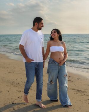 Swati Verma Instagram - Baby #3 is on the way — arriving this August! 👶🏻🍼Vanessa & Valentina are getting promoted to big sisters 👯‍♀️💕

📸- @lovin_baby_studio