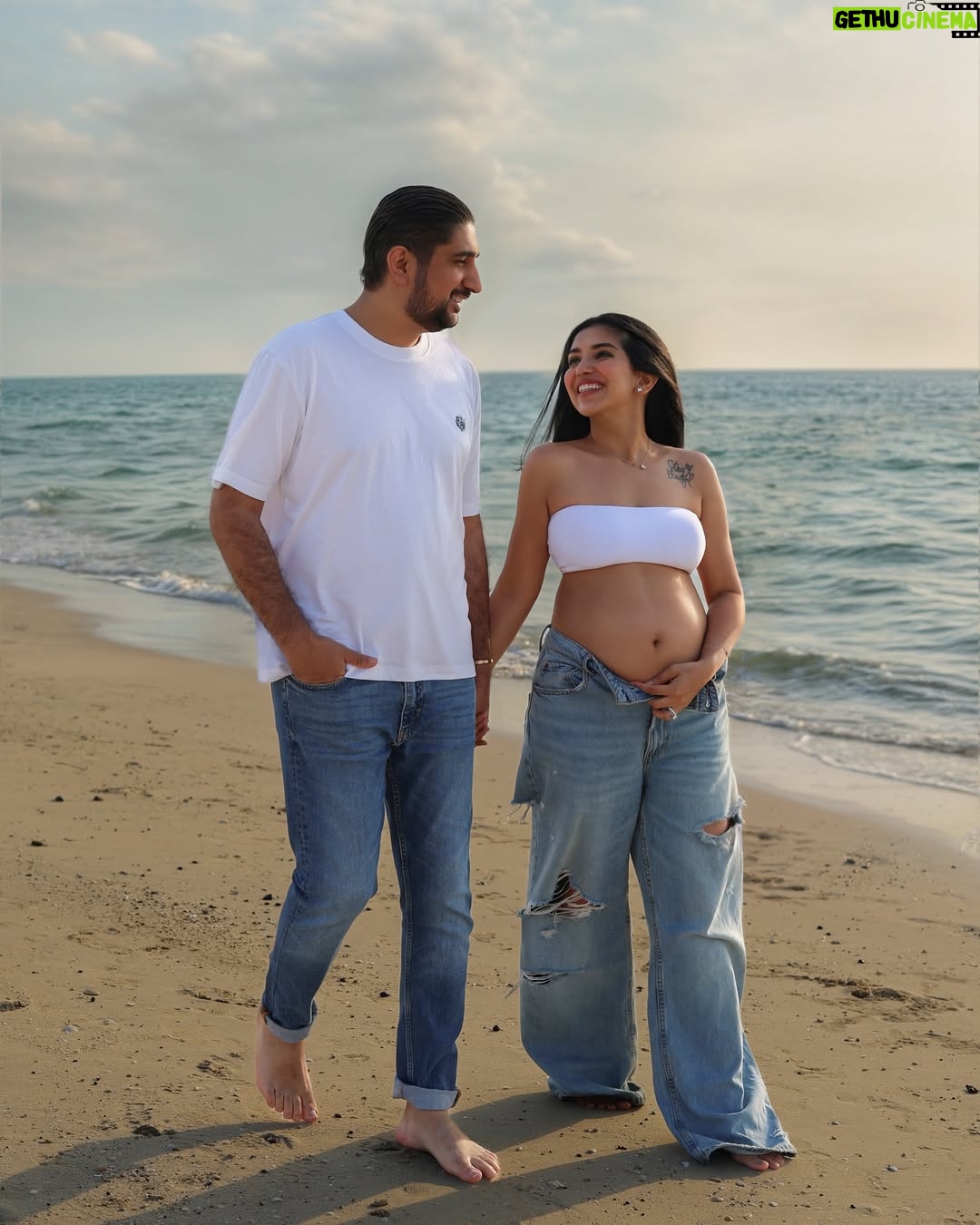 Swati Verma - 98.3K Likes - Baby #3 is on the way — arriving this August! 👶🏻🍼Vanessa & Valentina are getting promoted to big sisters 👯♀️💕
📸- @lovin_baby_studio