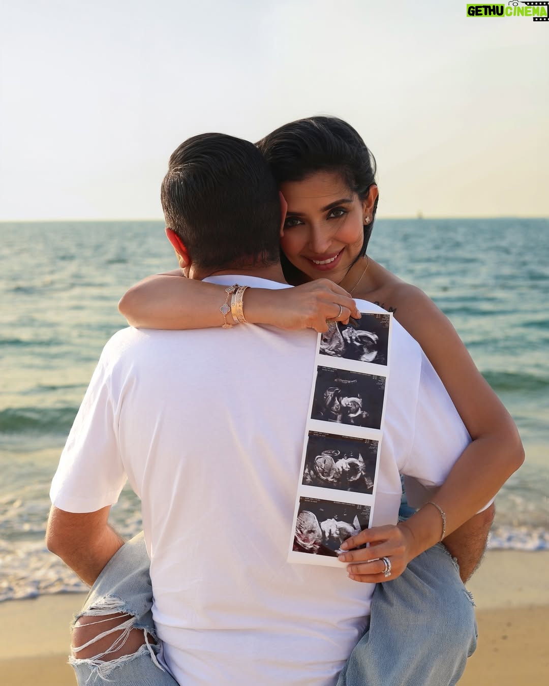 Swati Verma - 98.3K Likes - Baby #3 is on the way — arriving this August! 👶🏻🍼Vanessa & Valentina are getting promoted to big sisters 👯♀️💕
📸- @lovin_baby_studio