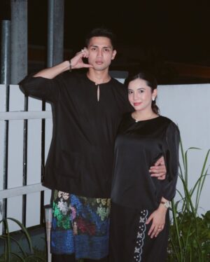 Sweet Qismina Instagram - Hari raya kedua masih berdua, mengharapkan doa yang baik dari semua supaya dapat beraya bertiga, tahun hadapan la tapi. Panjang umur kita jumpa lagi ek.
#TeamRayaJohor 🖤✨