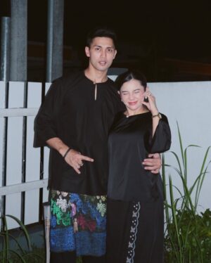 Sweet Qismina Instagram - Hari raya kedua masih berdua, mengharapkan doa yang baik dari semua supaya dapat beraya bertiga, tahun hadapan la tapi. Panjang umur kita jumpa lagi ek.
#TeamRayaJohor 🖤✨