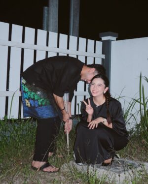 Sweet Qismina Instagram - Hari raya kedua masih berdua, mengharapkan doa yang baik dari semua supaya dapat beraya bertiga, tahun hadapan la tapi. Panjang umur kita jumpa lagi ek.
#TeamRayaJohor 🖤✨
