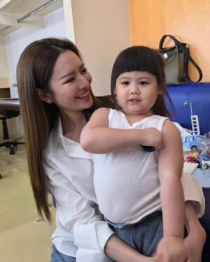 Taksaorn Paksukcharern Instagram - Happy Belated Birthday Little Abigail !! ซุปตาร์ตัวน้อยผู้รันทุกวงการ มีความสุขความสดใสเกินห้ามใจอย่างนี้ตลอดไปนะคะ 🌟❤️🌟
