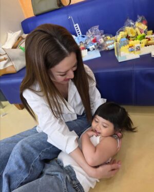 Taksaorn Paksukcharern Instagram - Happy Belated Birthday Little Abigail !! ซุปตาร์ตัวน้อยผู้รันทุกวงการ มีความสุขความสดใสเกินห้ามใจอย่างนี้ตลอดไปนะคะ 🌟❤️🌟