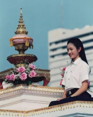 Taksaorn Paksukcharern Instagram - น้ำใจน้องพี่สีชมพู ทุกคนไม่รู้ลืมบูชา พระคุณของแหล่งเรียนมา จุฬาลงกรณ์... 🩷🙏🏻🩷

ความประทับใจเมื่อครั้งผ่านการสอบคัดเลือกได้อัญเชิญพระเกี้ยว งานฟุตบอลประเพณี จุฬาฯ-ธรรมศาสตร์ ครั้งนี้55 กับพี่ตุล เราสองคนจากคณะนิเทศศาสตร์ทั้งคู่ ขอบคุณรูปจากพี่ตุลนะคะ 🩷 @tulnitade

#คืนสู่เหย้าชาวจุฬาฯ2568 
#108ปีจามจุรีประดับใจ